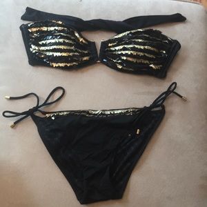 Strapless bandeau v wire bathing suit